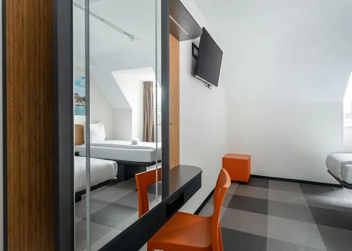 فندق Easyhotel Centre 2*