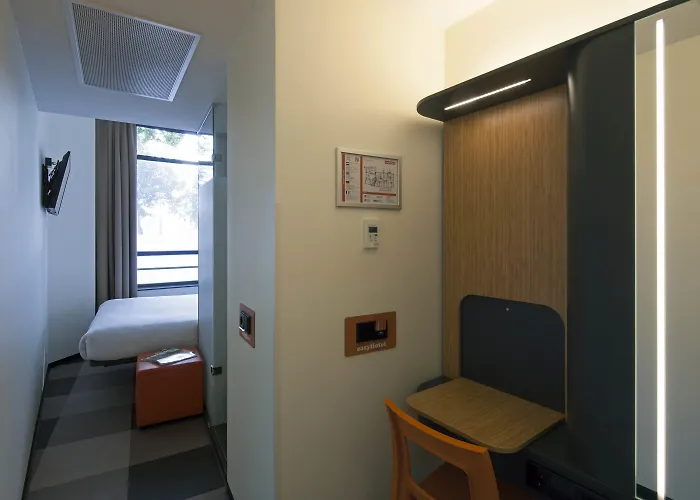 Easyhotel Centre فندق