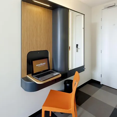 Easyhotel Centre 2*