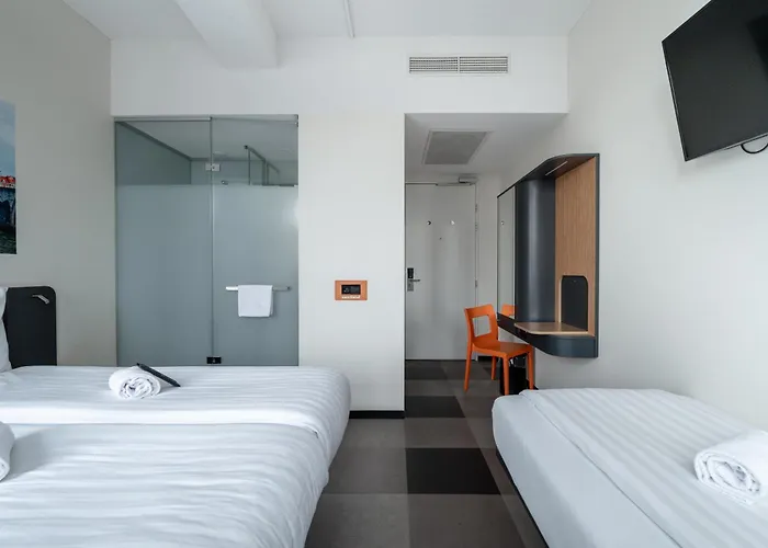 Отель Easyhotel Centre 2*